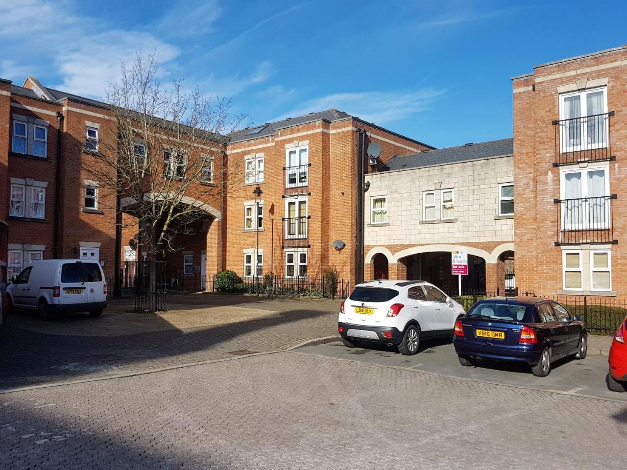 Godwin Court Apartments Swindon Exterior foto